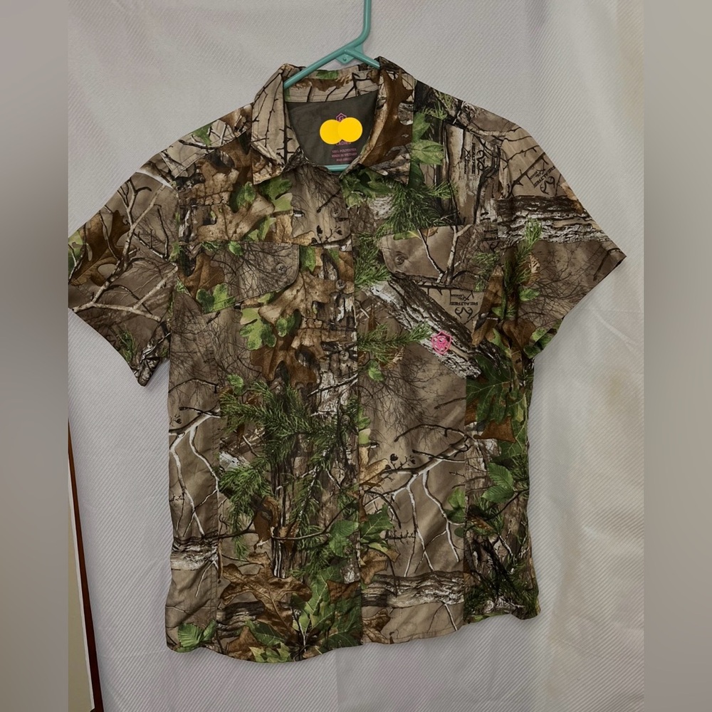 Realtree Camouflage Women’s Button Down Shirt - Green and Brown Size M